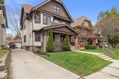 2135 52nd St, Milwaukee, WI 53208-1136