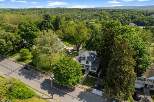 122 Ctr St, Clinton NJ 08809-1318 exterior