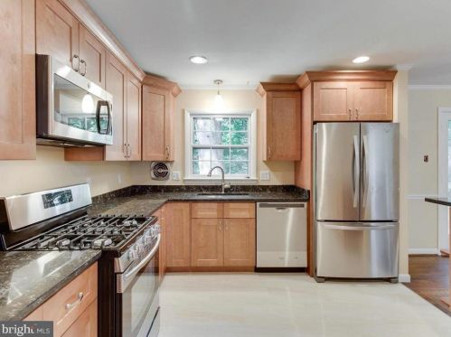 8010 Candlewood Dr, Alexandria VA  22306-3221 exterior