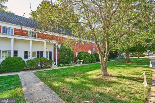 1308 Martha Custis Dr, Alexandria VA  22302-2025 exterior