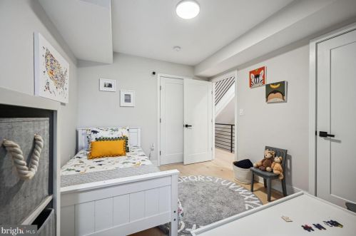 1733 Independence Ave, Washington DC  20003-1637 exterior