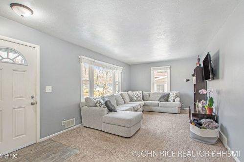 1004 Oakcrest St, Wyoming MI exterior