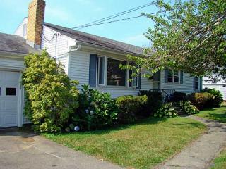121 Ruggles Ave, Middletown, RI 02840-4347