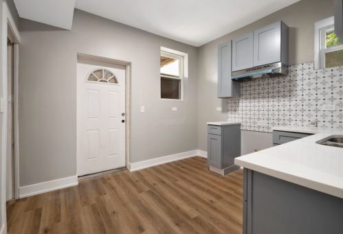 6804 Champlain Ave, Chicago IL 60637-4115 exterior