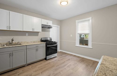 124 Thompson St, Poughkeepsie NY 12601-2621 exterior