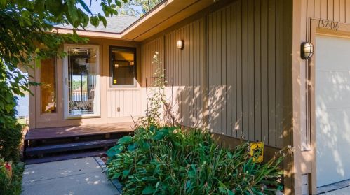 15404 Park Lake Rd, East Lansing MI 48823-3864 exterior