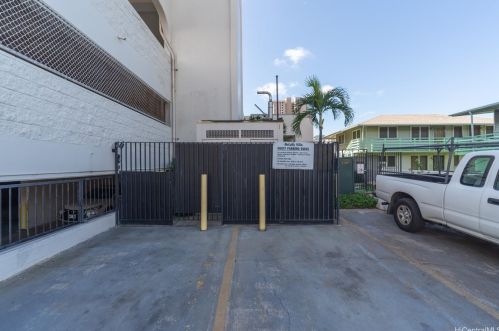 2121 Algaroba St, Honolulu HI 96826-2708 exterior