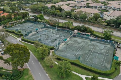 586 Beachwalk Cir, Naples FL 34108-7734 exterior