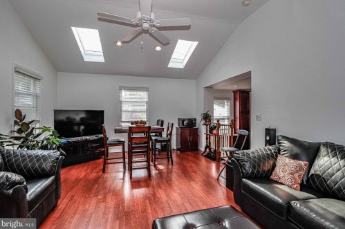 301 Hollywood Dr, Trenton NJ 08609-1805 exterior