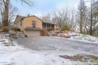 91 Carl Dr, Ada, MI 49301-9504