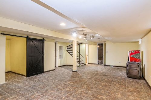 9024 Oglesby Ave, Chicago IL 60617-3931 exterior