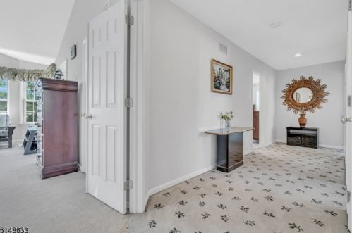 33 Heinrick Way, Bridgewater NJ 08807-5660 exterior