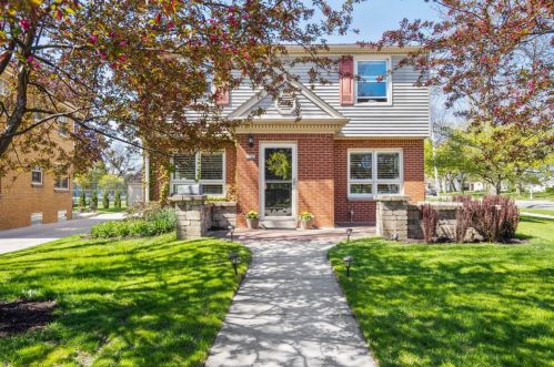 1242 Courtland Pl, Milwaukee, WI 53211-1163