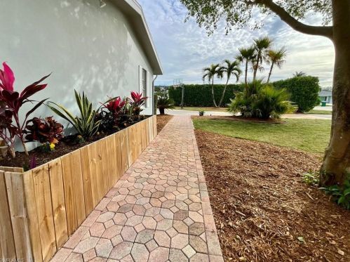 1395 Morningside Dr, Naples FL 34103-3313 exterior