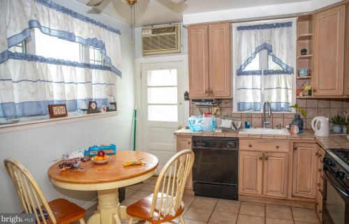 2734 18 St, Philadelphia PA 19145-4702 exterior