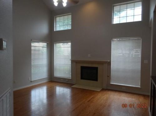 9718 Cliffside Dr, Irving TX  75063-5036 exterior