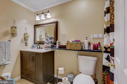 521 Riv Dr, Camden NJ 08110-2917 exterior