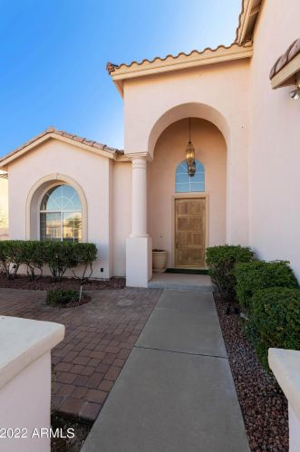 2737 Amberwood Dr, Phoenix AZ 85045-4208 exterior