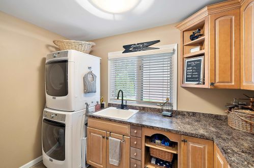 1039 Bloomview Cir, Rochester MI 48307-1728 exterior