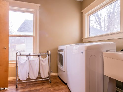 320 Elizabeth St, Sylvan Beach MI 49461-1311 exterior