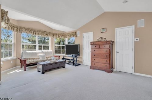 33 Heinrick Way, Bridgewater NJ 08807-5660 exterior