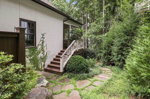 2817 Dover Rd, Atlanta GA 30327-1209 exterior