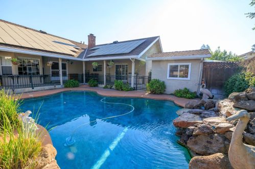 1946 Peacock Dr, Turlock, CA 95382-2864