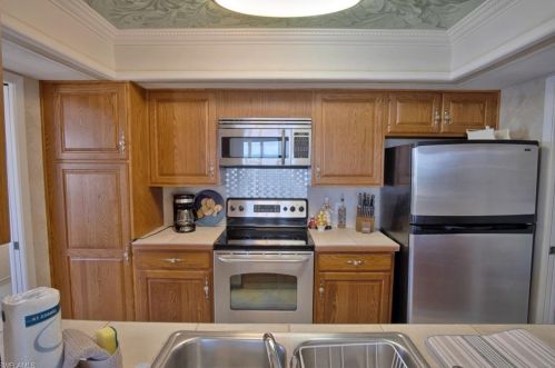 11 Bluebill Ave, Naples FL 34108-1791 exterior