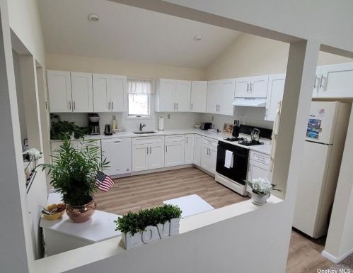 11 Claire Ct, Babylon NY  11704-7310 exterior