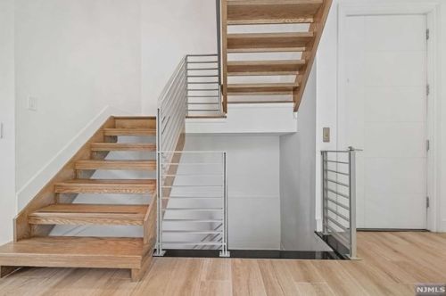 24 Casta Ln, Edgewater NJ 07020-1504 exterior