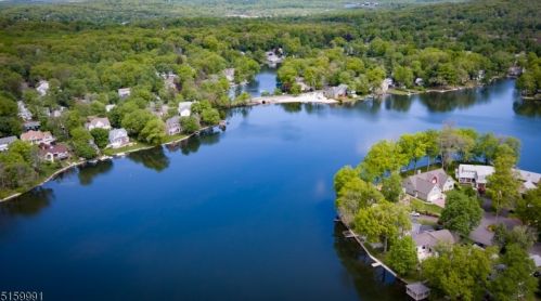 18 Fernwood Trl, Parsippany, NJ 07834-1117