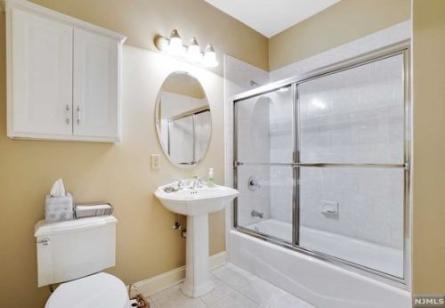 5201 Rio Vis Dr, Mahwah NJ 07430-4510 exterior