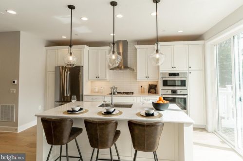 10326 Grosvenor Pl, Rockville MD 20852 exterior