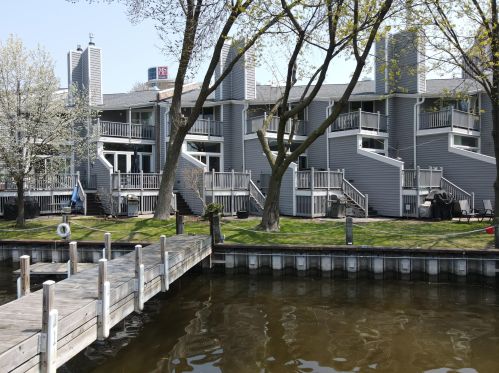 1117 Edison St, Milwaukee WI  53202-3147 exterior