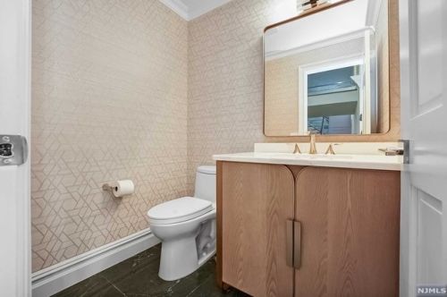 2 Toboggan Rdg Rd, Upper Saddle River NJ 07458-2521 exterior