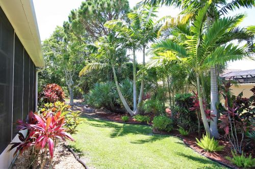 566 Cortina Ln, Fort Pierce FL 34986-1742 exterior