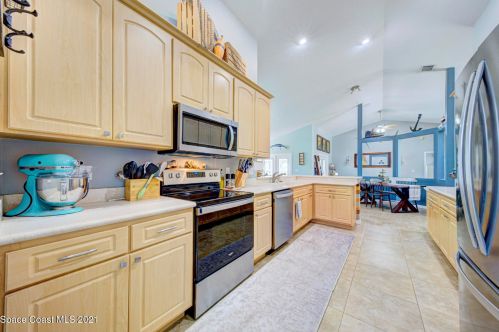 1520 Tropical Trl, Merritt Island FL 32952-5135 exterior