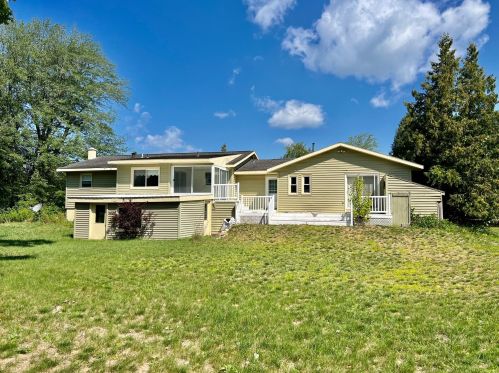 1649 Tyler Rd, Meskegon MI 49445-9320 exterior