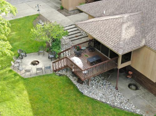 300 Cir Dr, Meskegon MI 49445-2712 exterior