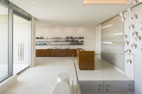 383 Kalaimoku St, Honolulu HI 96815 exterior