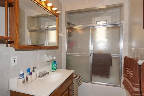 10 Bedford Ave, Worcester MA 01604-4739 exterior