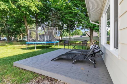 8125 Lk Wood Dr, Kalamazoo MI 49002-4338 exterior