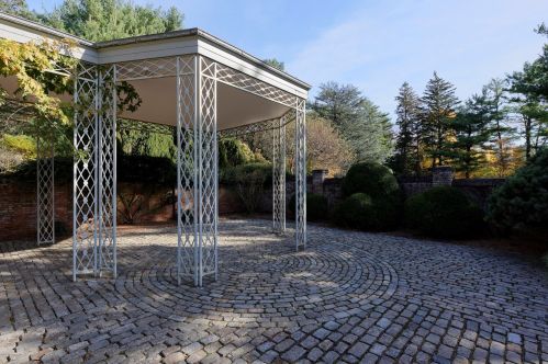 188 Round Hl Rd, Greenwich CT 06831-3301 exterior