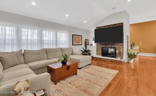 165 New Monmouth Rd, Middletown NJ  07748-2232 exterior