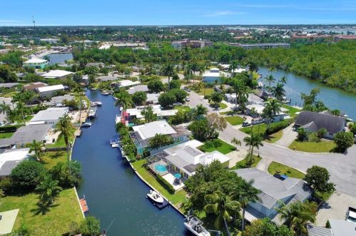 1765 Hbr Ln, Naples FL 34104-0317 exterior