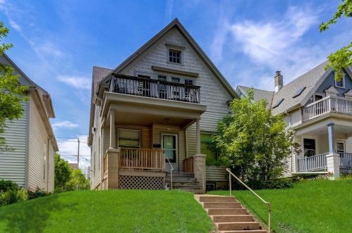 2943 Newhall St, Milwaukee WI 53211-3224 exterior