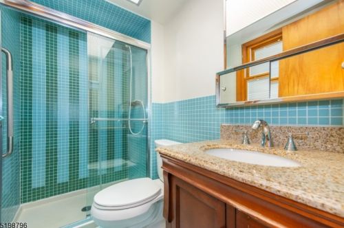 29 Westminster Ter, Town Center NJ 07052-2735 exterior