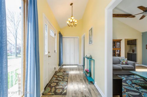 6620 Cornelia Ave, Chicago, IL 60634-3800