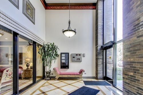 525 Hawthorne Pl, Chicago IL  60657-2907 exterior