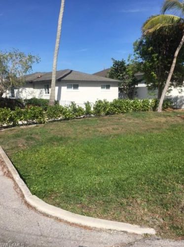 549 94 Ave, Naples FL 34108-2444 exterior